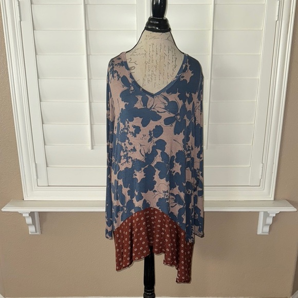 Logo by Lori Goldstein Top Blouse Floral Asymmetrical Hem - Picture 1 of 9